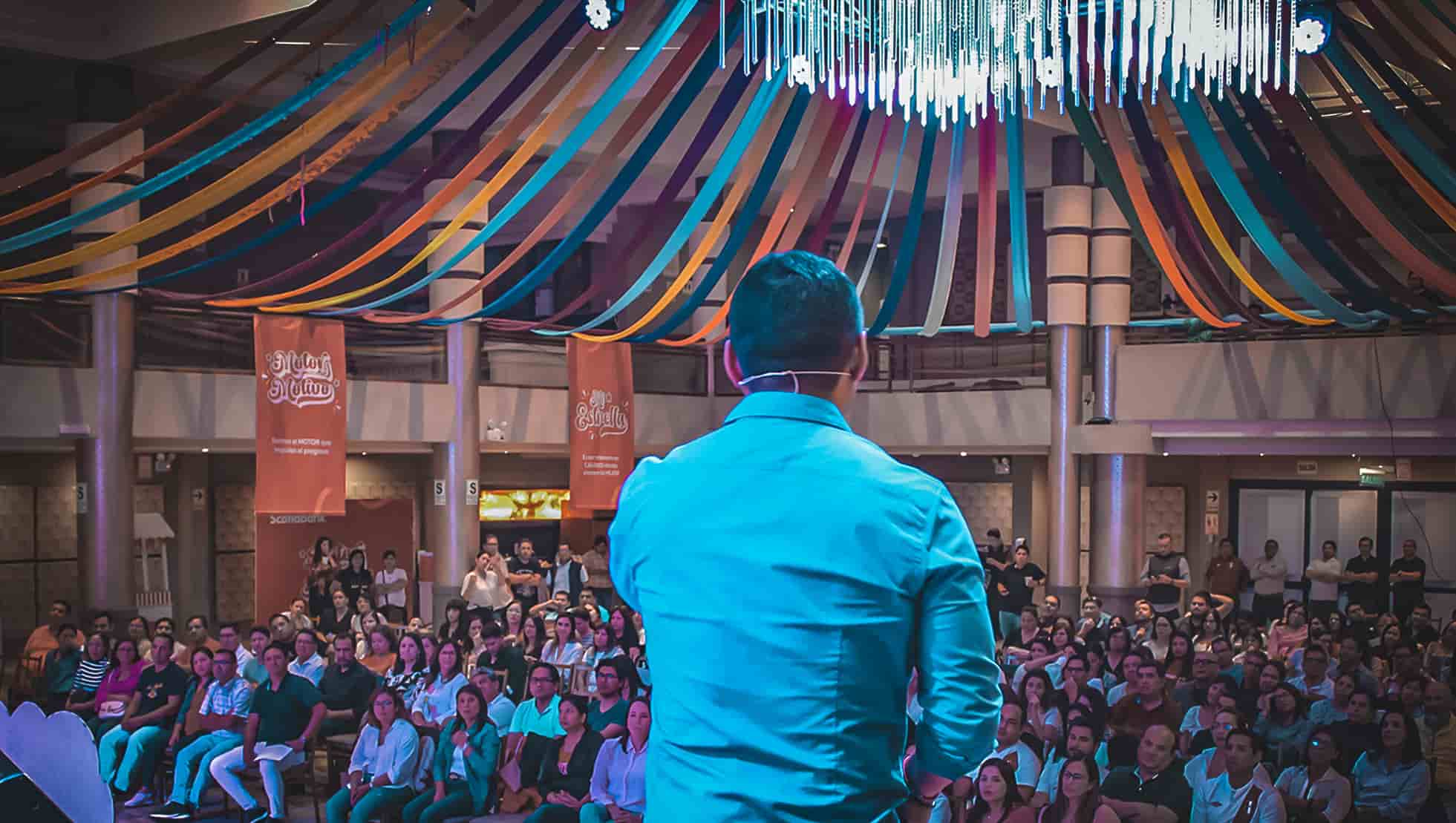 Manuel-Crespo-en-capacitacion-de-ventas-ante-800-personas-en-2025