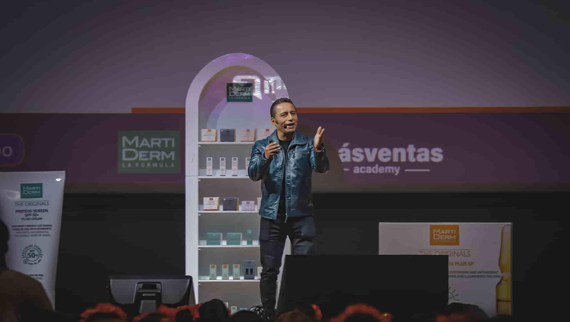Manuel-Crespo-en-capacitacion-de-ventas-ante-800-personas