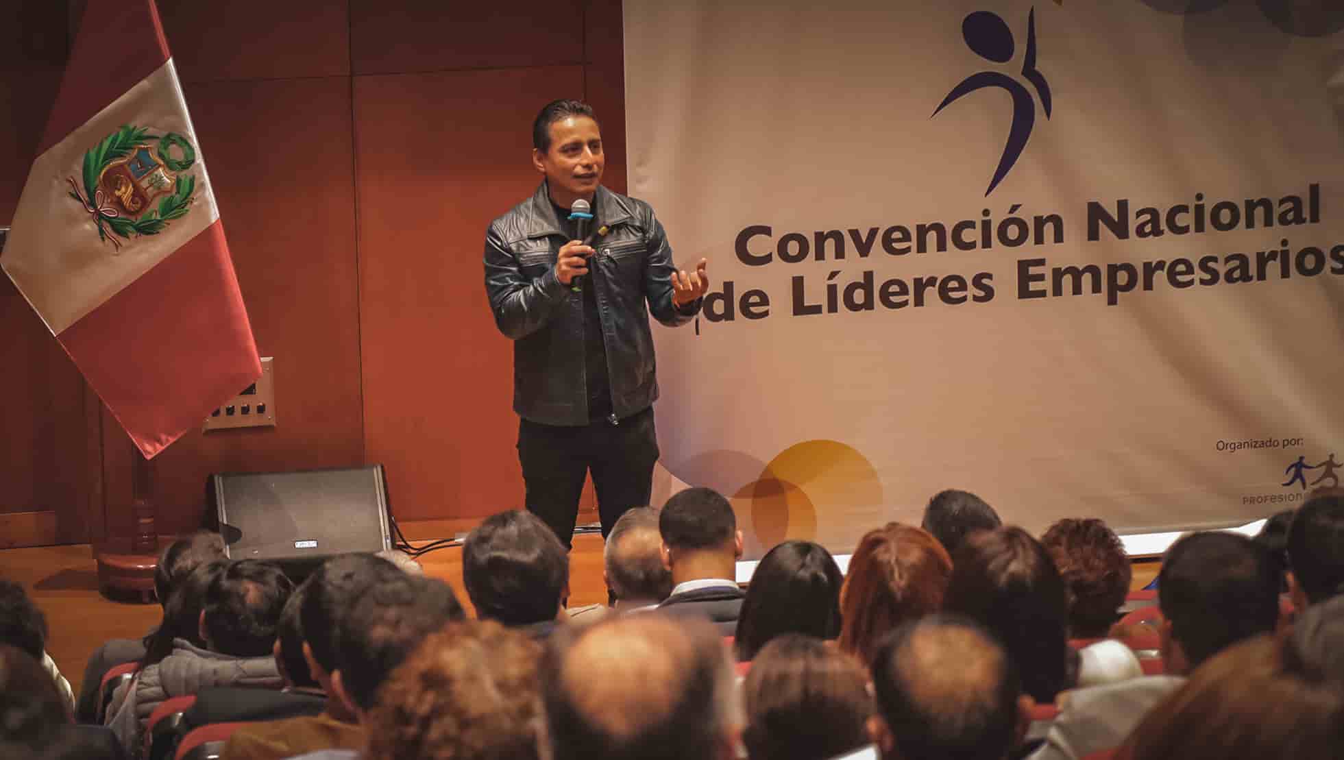 Manuel-en-evento-de-empresarios-exitosos
